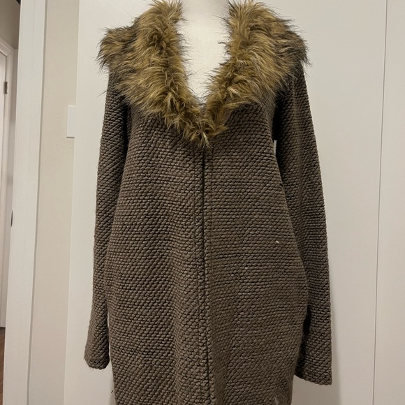 WRAP WITH SINGLE CLASP / FAUX FUR / NEW WITH TAGS NEVER USED / COZY KNIT - Picture 4 of 7